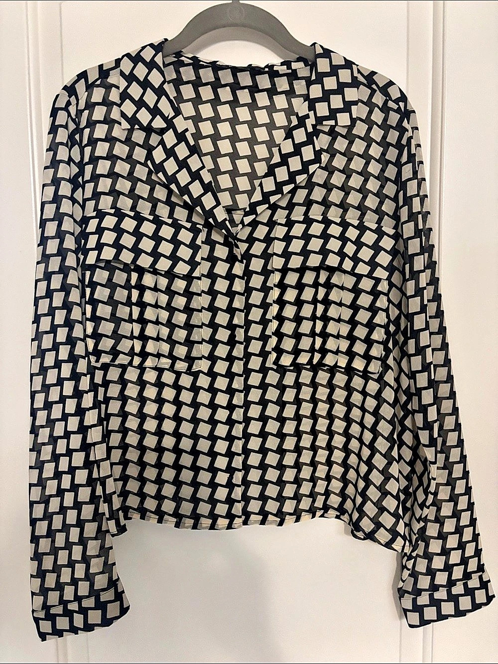 TAHARI Geometric Long Sleeve Blouse in Black&cream Like New